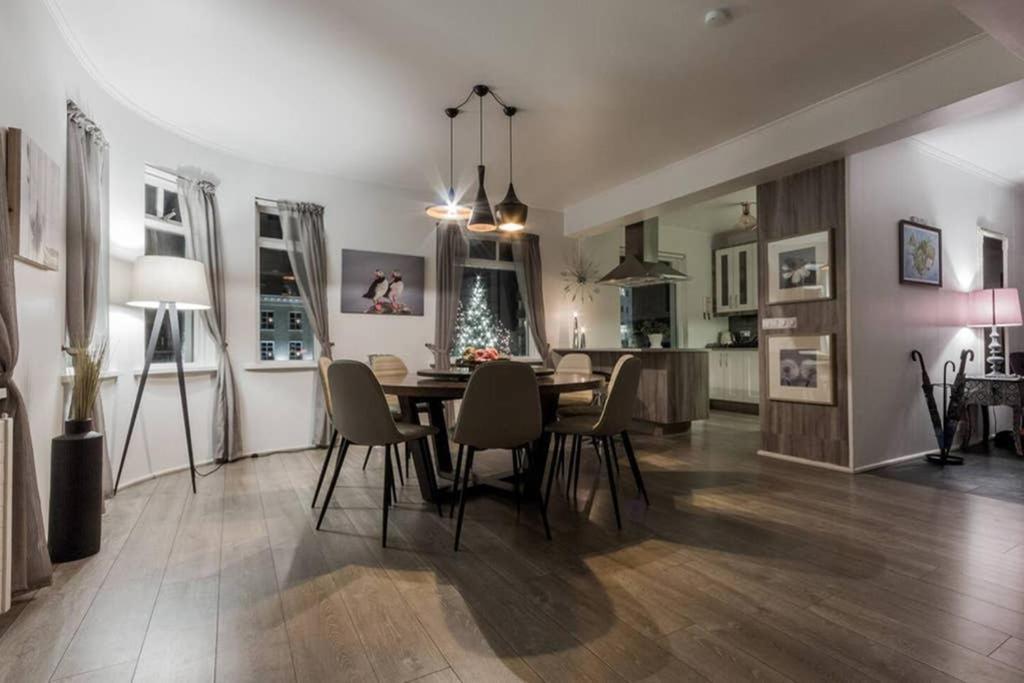 Superb Central Location, No Car Needed - Spacious Акурейри Экстерьер фото