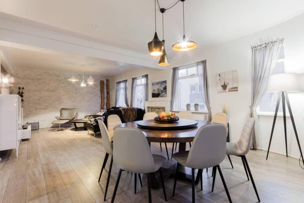 Superb Central Location, No Car Needed - Spacious Акурейри Экстерьер фото