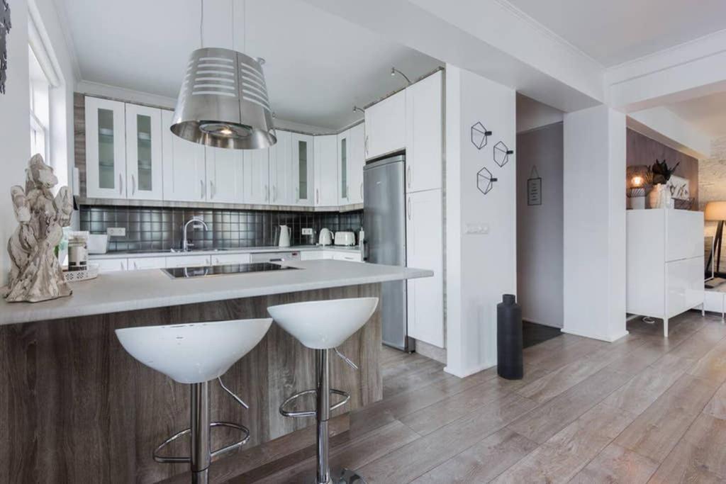 Superb Central Location, No Car Needed - Spacious Акурейри Экстерьер фото