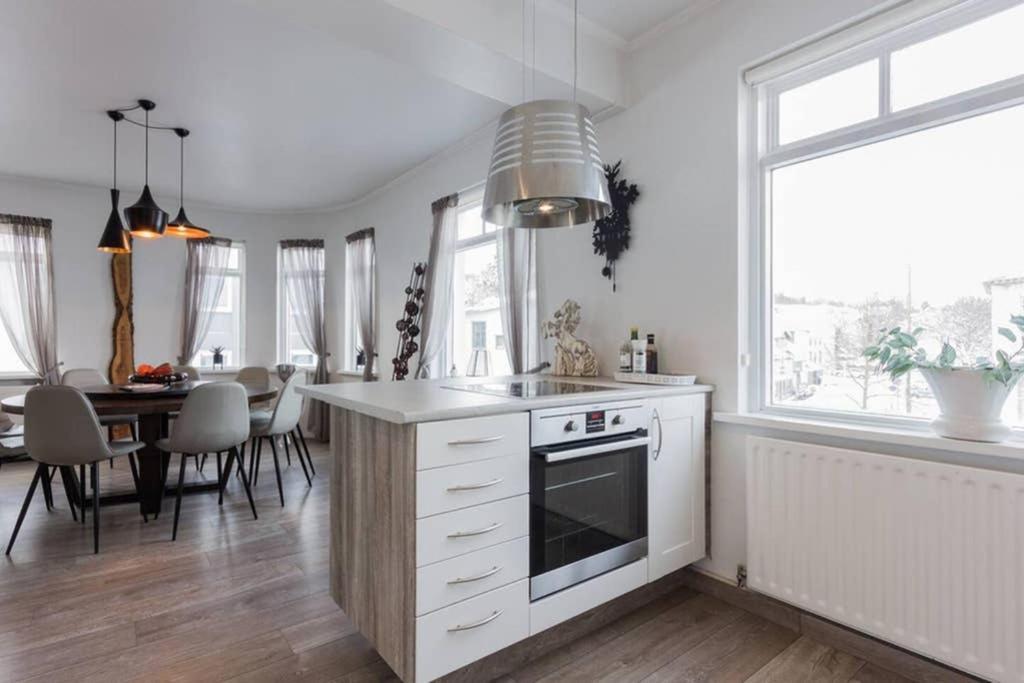 Superb Central Location, No Car Needed - Spacious Акурейри Экстерьер фото