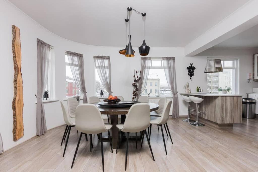 Superb Central Location, No Car Needed - Spacious Акурейри Экстерьер фото